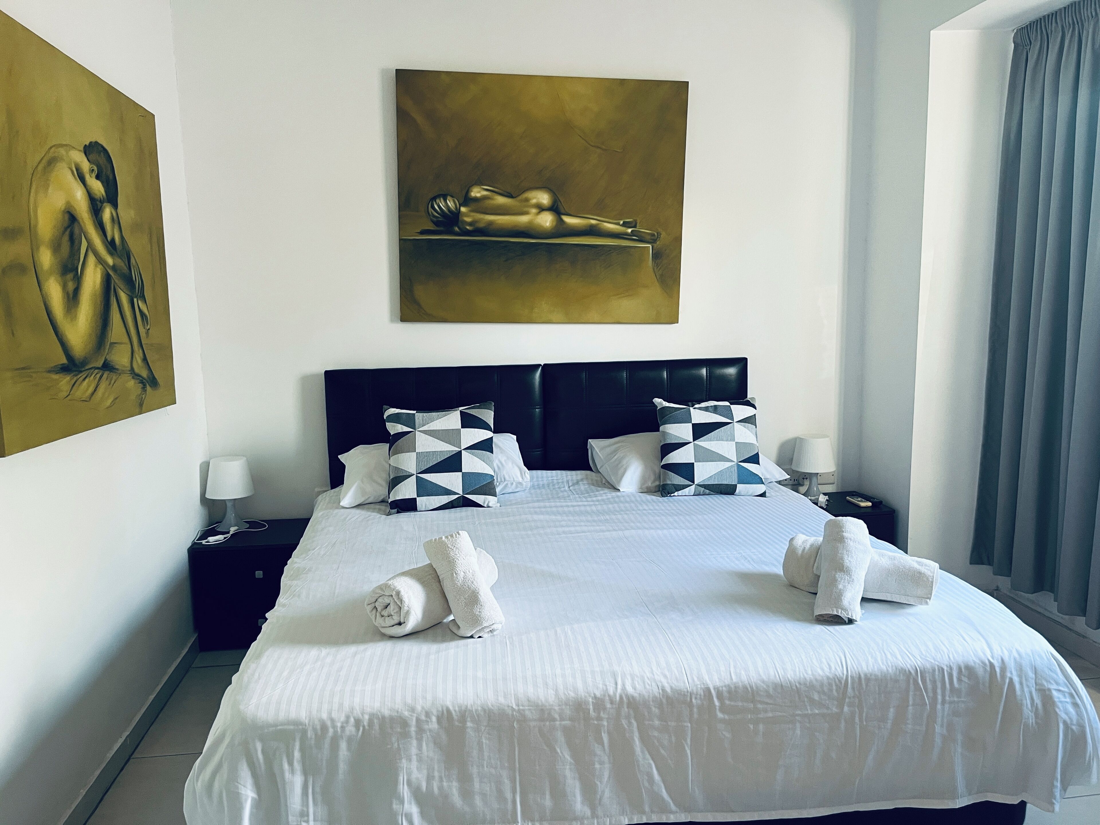 Minibar, skrivebord, blendingsgardiner og barnesenger (inkludert)