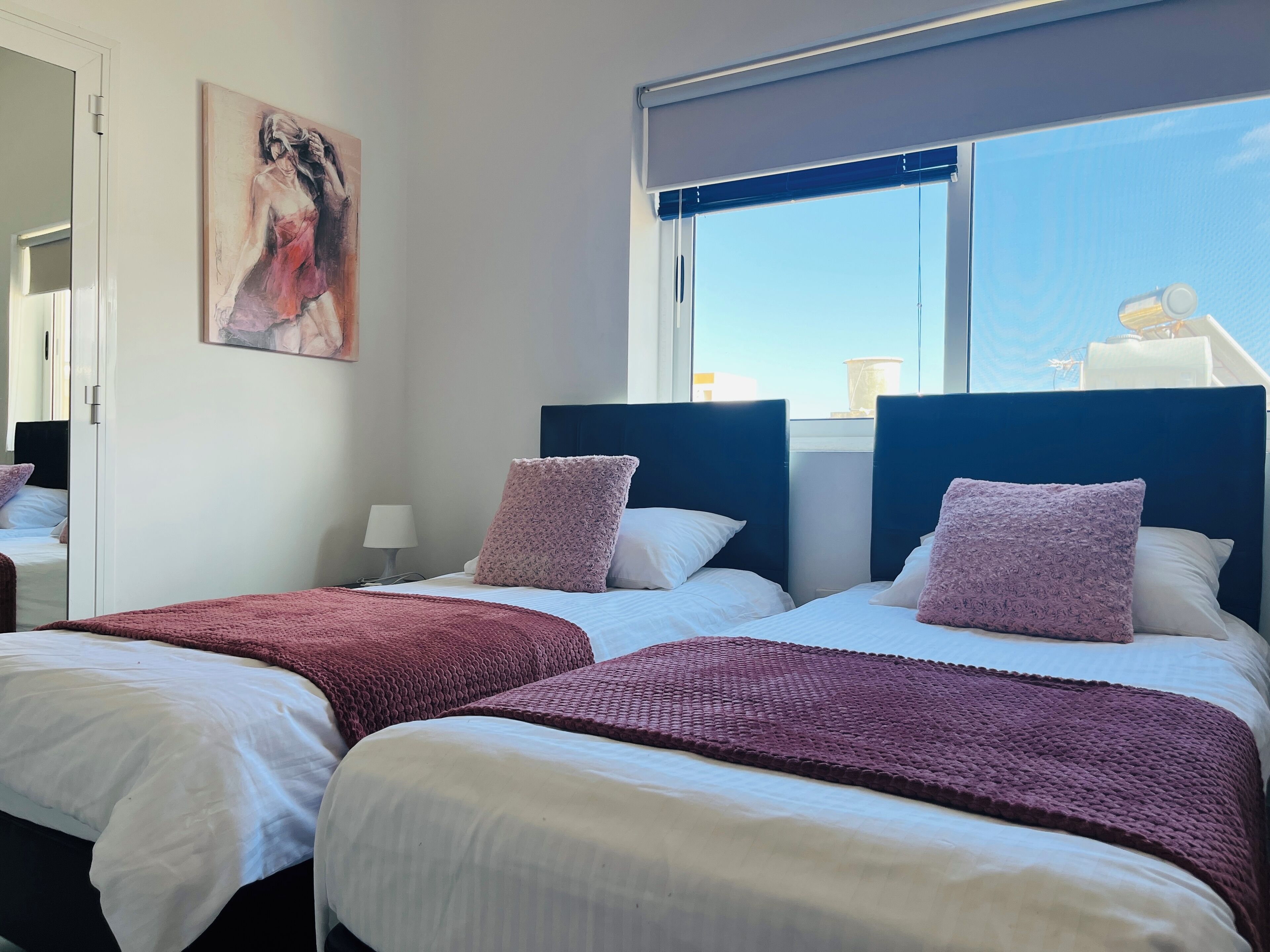 Tomannsrom – classic | Minibar, skrivebord, blendingsgardiner og barnesenger (inkludert)