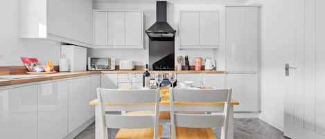 Réfrigérateur, four à micro-ondes, un four, surface de cuisson