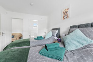 2 bedrooms, desk, iron/ironing board, free WiFi - Flat 3 - Ensuite bedroom, close to local shops and Worcester City Centre (Worcester)