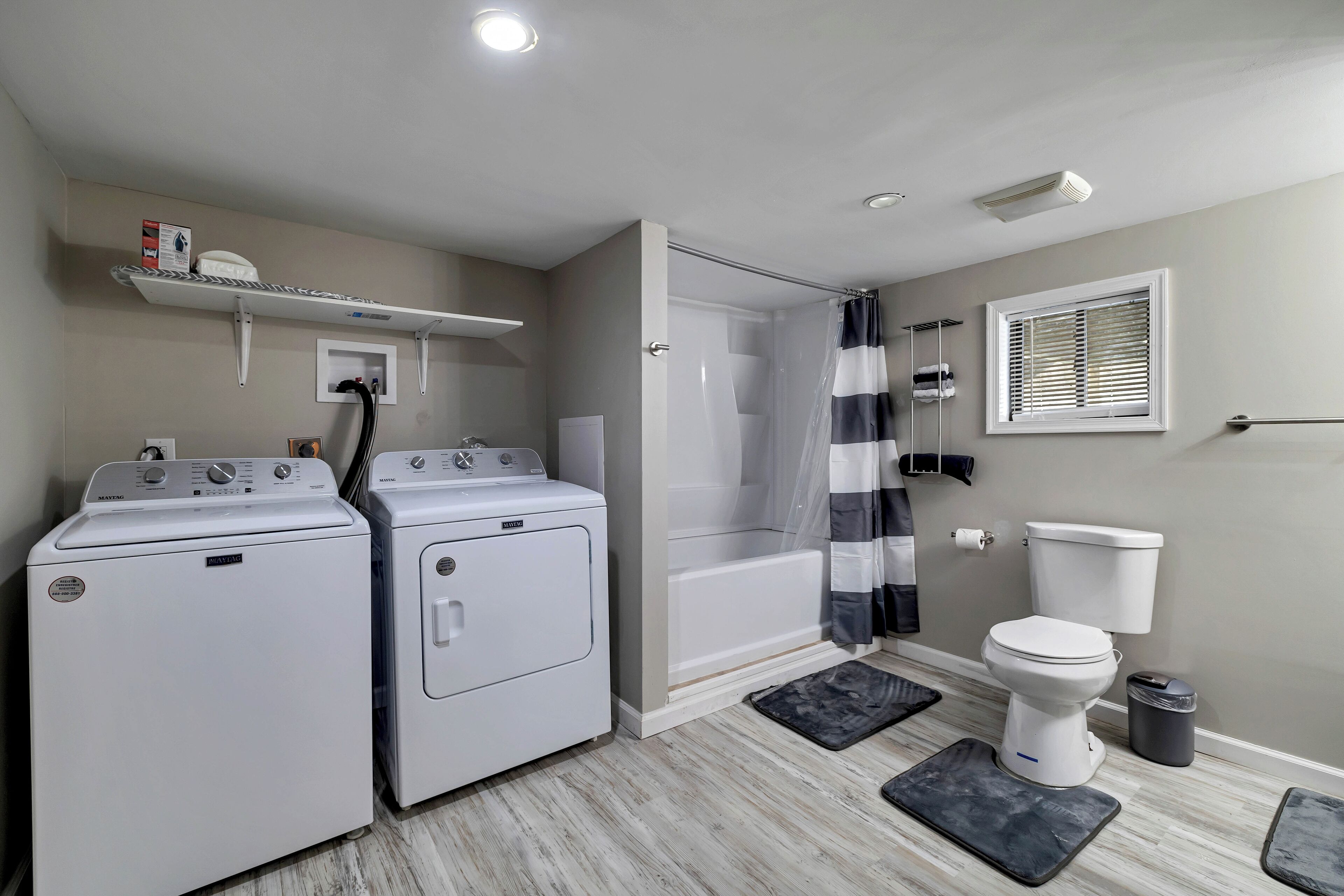 Een douche, handdoeken, zeep, toiletpapier