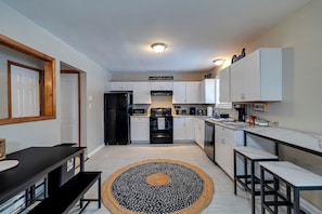 Fridge, microwave, oven, stovetop - Charming 3-bedroom farmhouse in Long Pond with WiFi, AC, karaoke, and huge deck. (Long Pond)