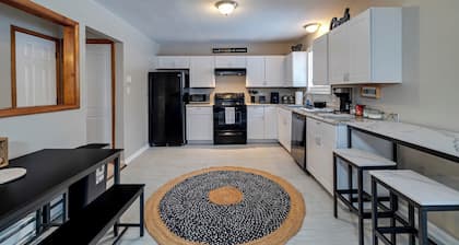 Charming 3-bedroom farmhouse in Long Pond with WiFi, AC, karaoke, and huge deck.