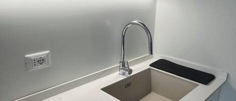 Een oven, een kookplaat, een vaatwasser