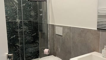 Doccia, asciugacapelli, bidet, asciugamani