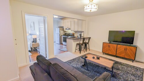 1 bedroom apt, Steps from Swamp Rabbit Trail, 15 minute walk to Main st.