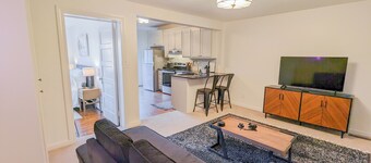 1 bedroom apt, Steps from Swamp Rabbit Trail, 15 minute walk to Main st.