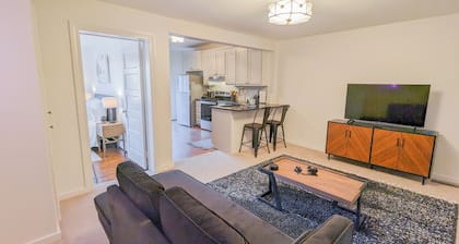 1 bedroom apt, Steps from Swamp Rabbit Trail, 15 minute walk to Main st.