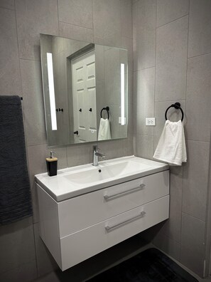 Douche, sĂšche-cheveux, serviettes fournies, savon