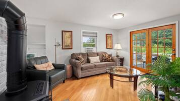 TV connectée, cheminée, table de tennis de table