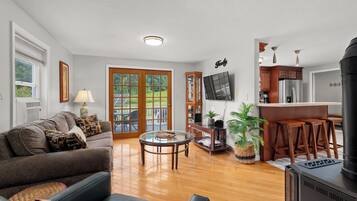 Una Smart TV, una chimenea, una mesa de tenis de mesa