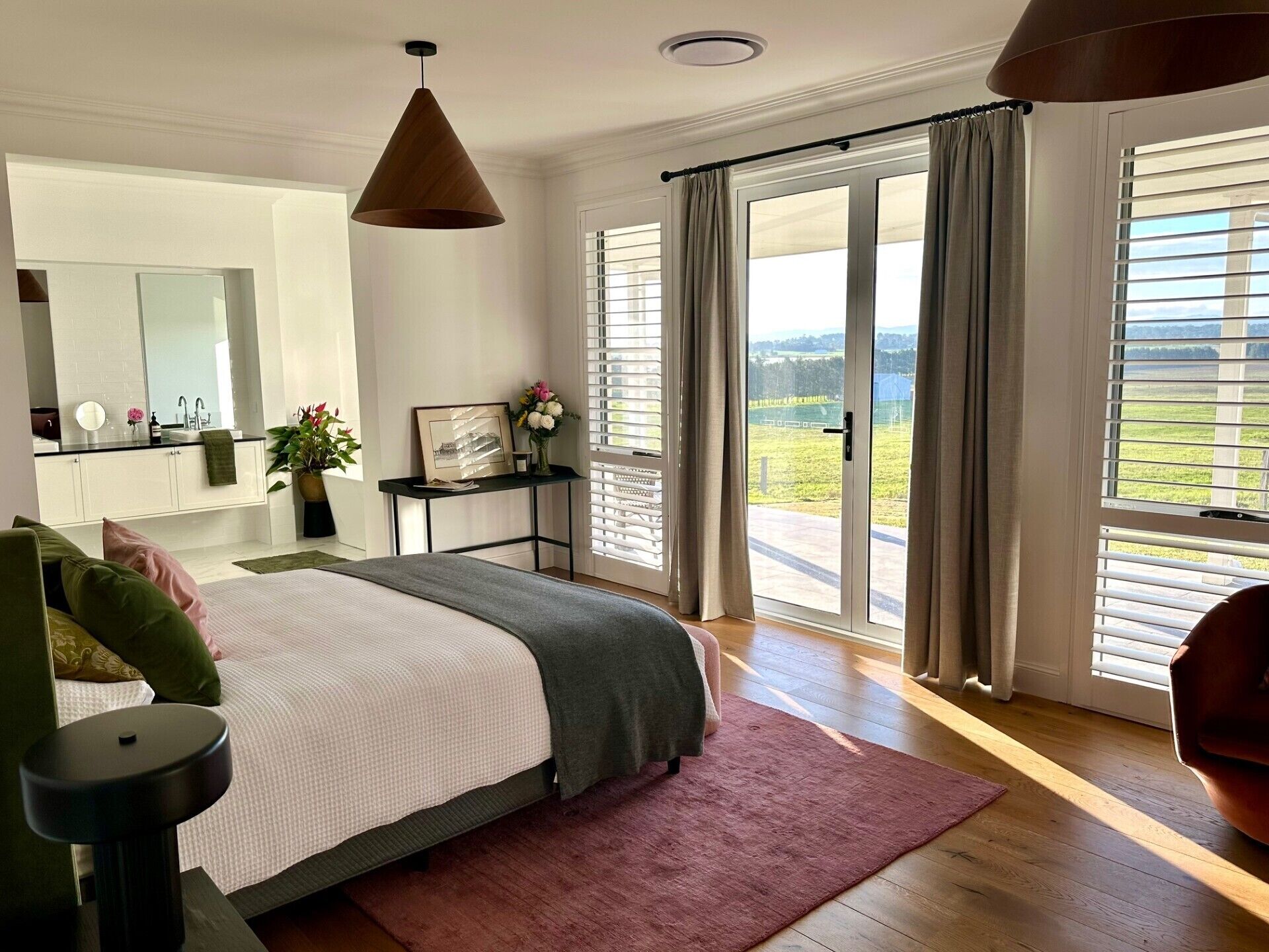 5 habitaciones, escritorio y tabla de planchar con plancha 