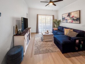 Smart-tv, eldstad och böcker