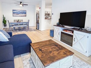 Smart-tv, eldstad och böcker