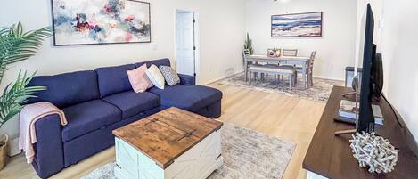 Smart-TV, Kamin, Bücher