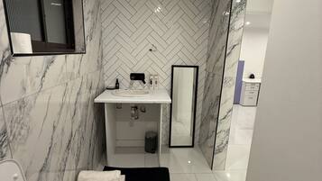 Shower, bidet, towels