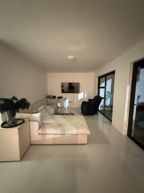Comfortable 3-bedroom Home Conveniently Located In Cape Town City - Camps Bay