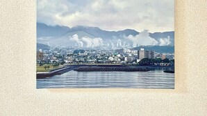 A coastal cityscape with a view of mountains and a body of water. - Cozy Apt. In The Heart of Beppu.『Nemuri no yu』202 (Beppu)