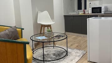 Family Studio Suite, City View | Living area