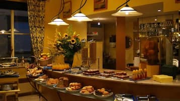 Frukostbuffé varje dag (EUR 13.5 per person)