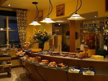 Daily buffet breakfast (EUR 13.5 per person)