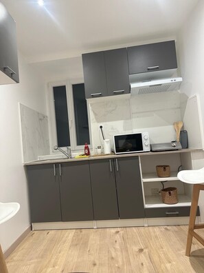 Family Studio Suite, City View | Private kitchen - Gîtes by Hôtel Les Reflets Jaunes (Givet)