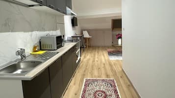 Deluxe Studio Suite, City View | Private kitchen
