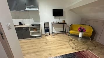 Family Studio Suite, City View | Living area