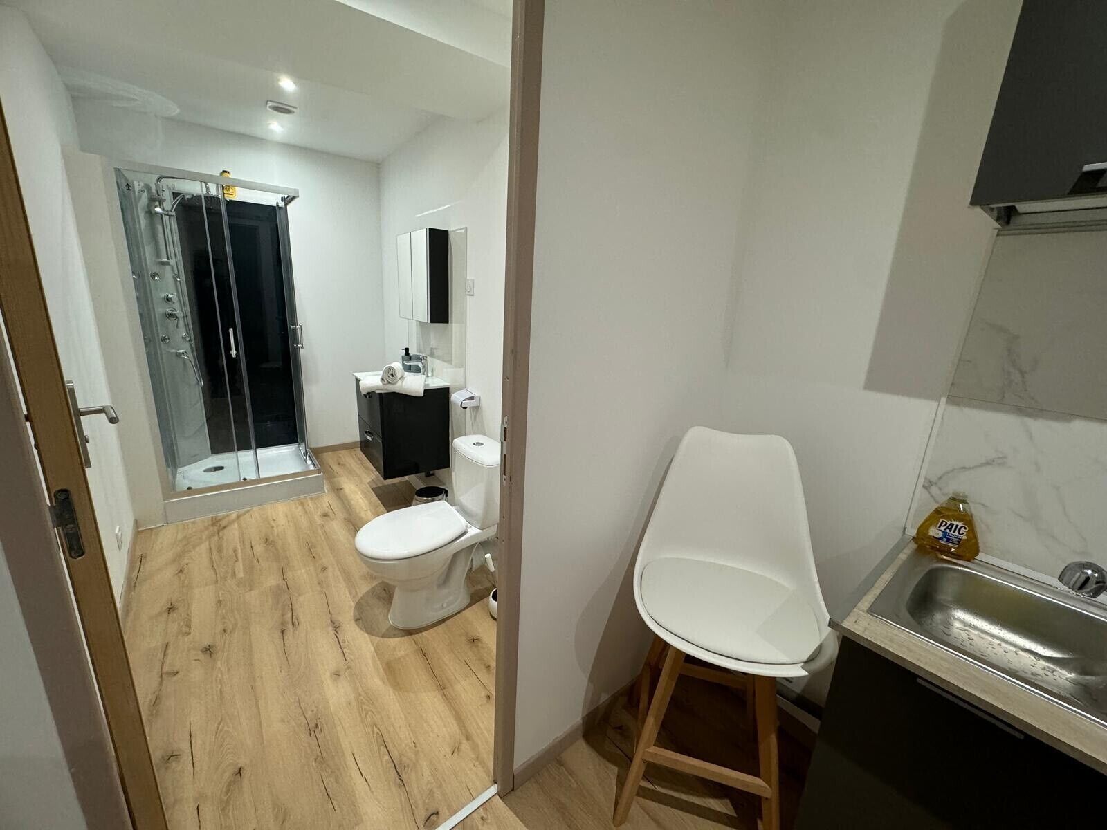 Deluxe Studio Suite, City View | Bathroom