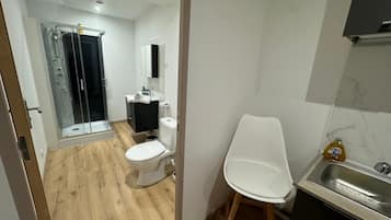 Suite monolocale Deluxe, vista città | Bagno | Accappatoio