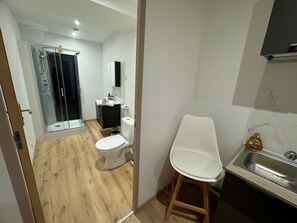Suite estudio Deluxe, vista a la ciudad | Baño | Batas 