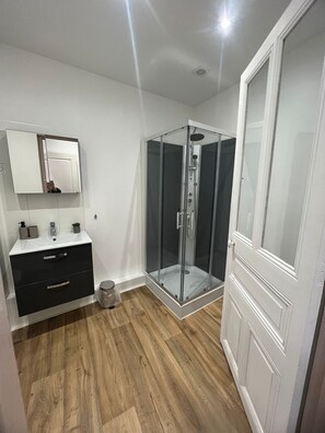 Deluxe-studiosuite - byudsigt | Badeværelse | Badekåber