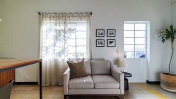 Departamento Deluxe, patio | Área de sala de estar | Televisión