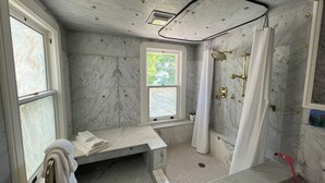 Shower, hair dryer, towels - Queen's View B&B- Queen's Room, Sauna, Pool, Garden, Lake Views, Bayfield, WI (Bayfield)