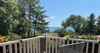 Queen's View B&B- Queen's Room, Sauna, Pool, Garden, Lake Views, Bayfield, WI