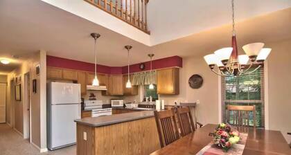 Charming 3-bedroom chalet in Masthope Community.