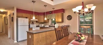 Charming 3-bedroom chalet in Masthope Community.