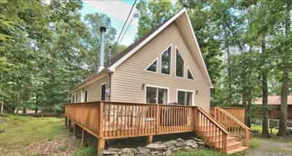 Charming 3-bedroom chalet in Masthope Community.