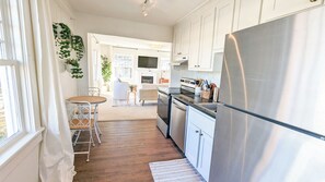 Fridge, microwave, oven, stovetop - 1br Apt in Historic Triplex - 5min walk Swamp Rabbit Trail, 15min walk to dntwn (Greenville)