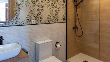 Ducha, secador de pelo, toallas y jabón