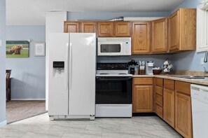 Private kitchen - Pied Piper Pad in UMED -4 (Anchorage)