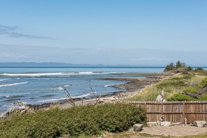 On the beach, beach towels - Strait Surf - A Quiet Waterfront Escape (Port Angeles)