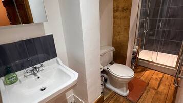 Douche, serviettes fournies, papier toilette