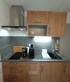 Réfrigérateur, micro-ondes, plaque de cuisson, cafetière/bouilloire