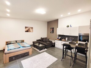 Desk, laptop workspace, iron/ironing board, free WiFi