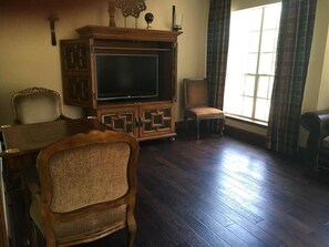 Interior - Pool View 2 Bedroom/2 Bath Condo in Houston's Medical Center (Houston)