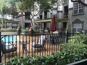 Terrace/patio - Pool View 2 Bedroom/2 Bath Condo in Houston's Medical Center (Houston)