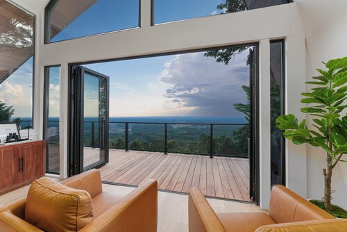 Luxury Mountain Villa - Unbelievable Sunsets - 15min drive to downtown Gville!