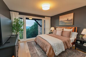 3 bedrooms, desk, iron/ironing board, WiFi