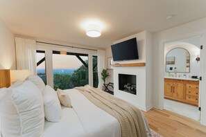 3 bedrooms, desk, iron/ironing board, WiFi - Luxury Mountain Villa - Unbelievable Sunsets - 15min drive to downtown Gville! (Greenville)